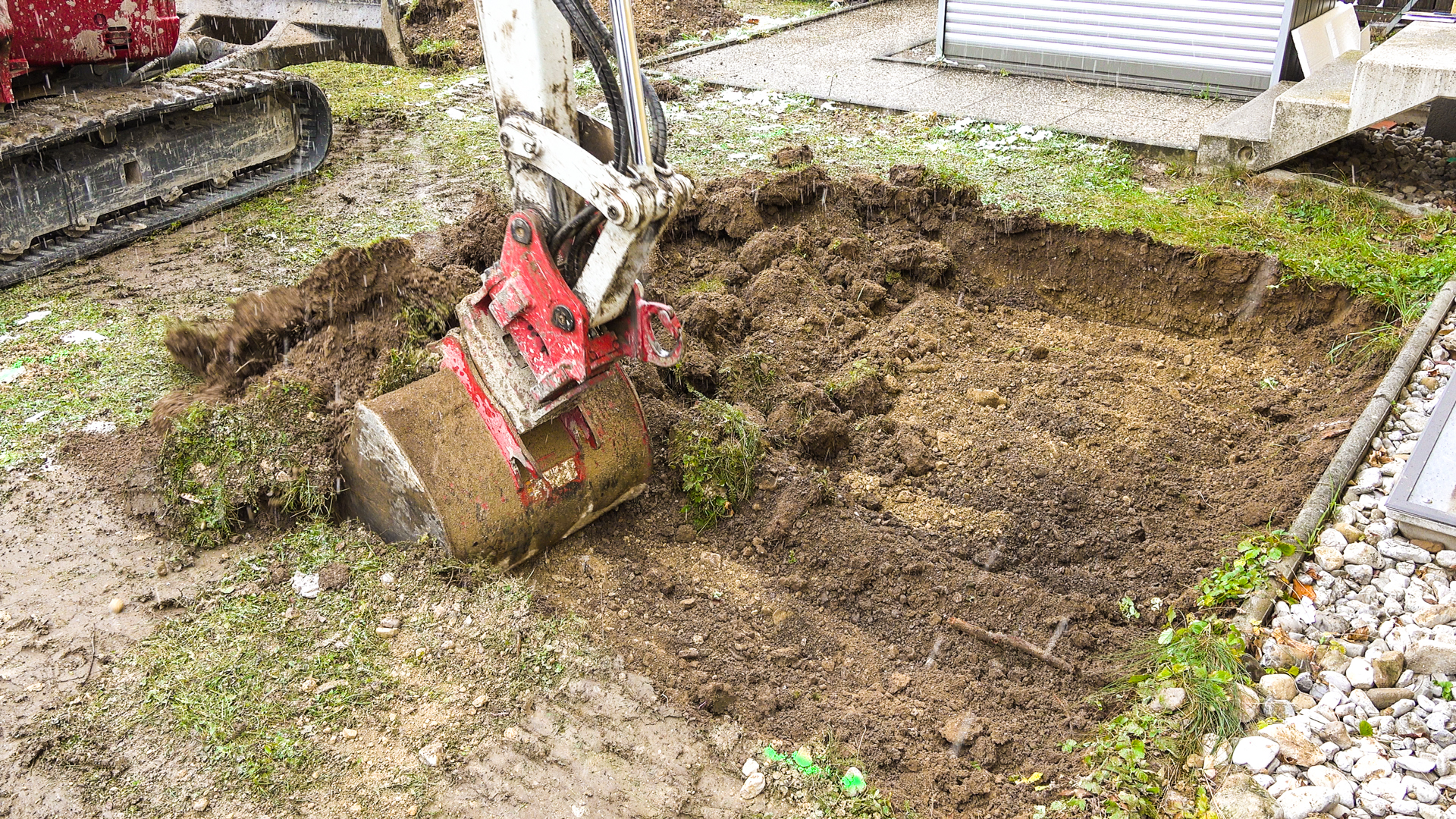 Mini Bagger Regenwassertank eingraben