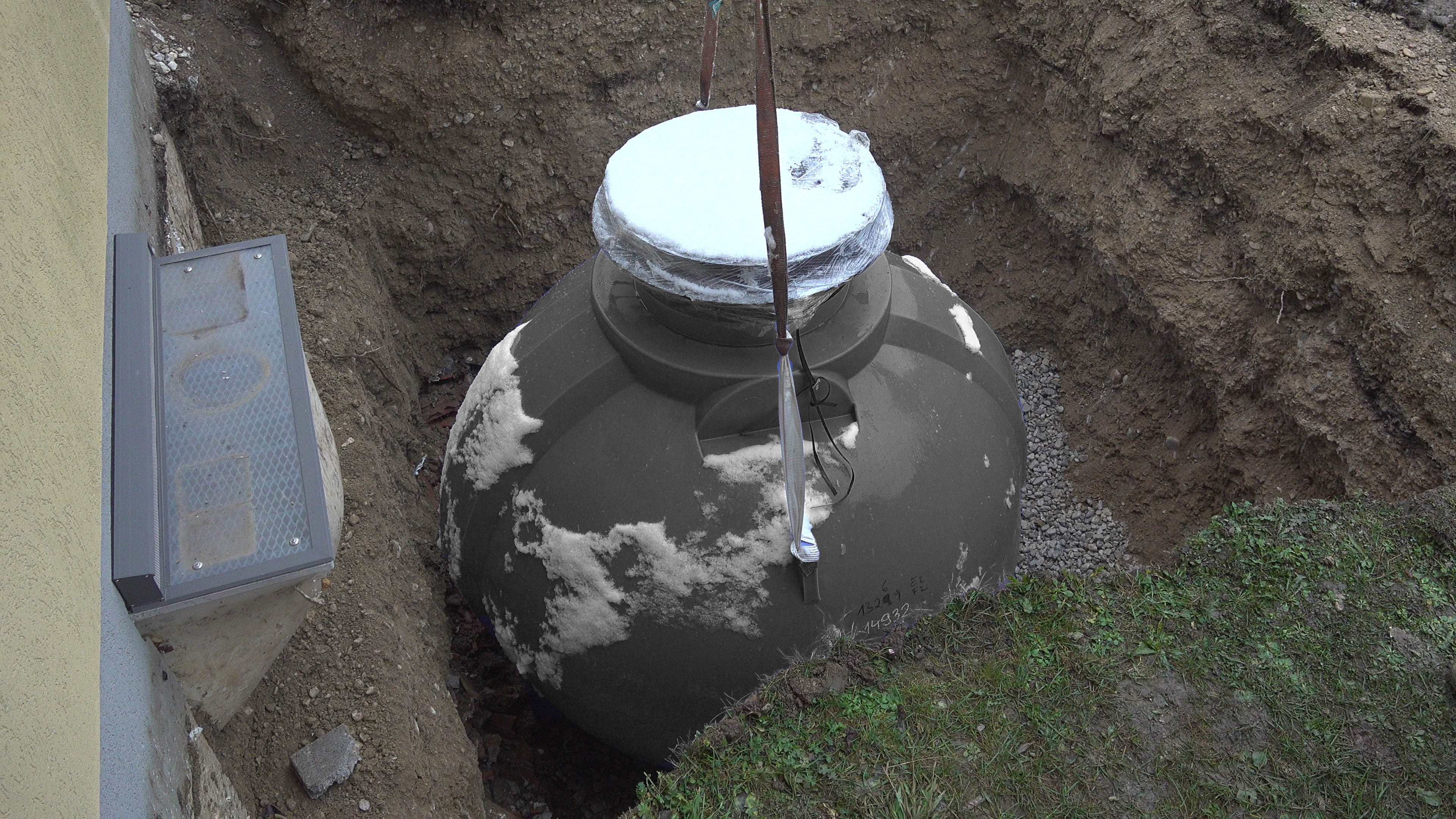 Tank in die Grube heben